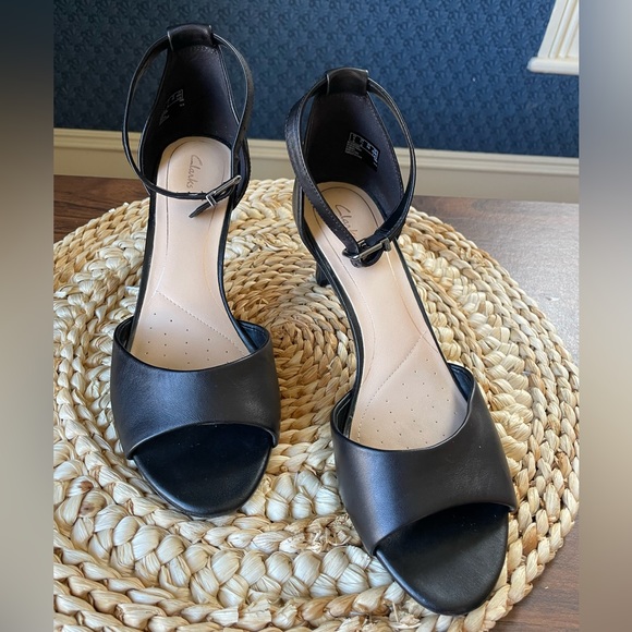 Clark’s “Laureti Grace” Shoe with Ankle Strap Size 7.5 10/10 - Picture 2 of 6